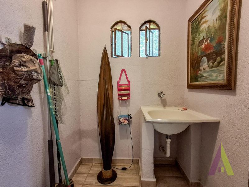 Sitio com nascente de agua e cercado por natureza em São Roque!