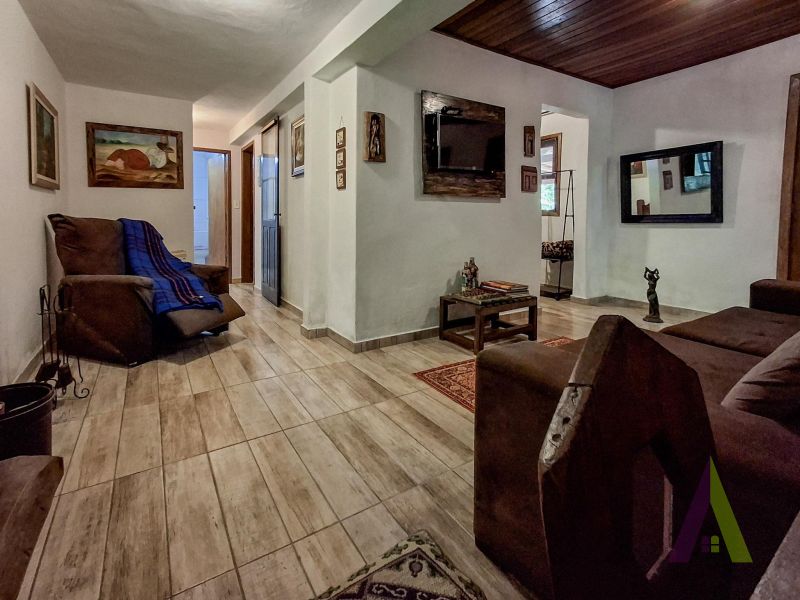 Sitio com nascente de agua e cercado por natureza em São Roque!