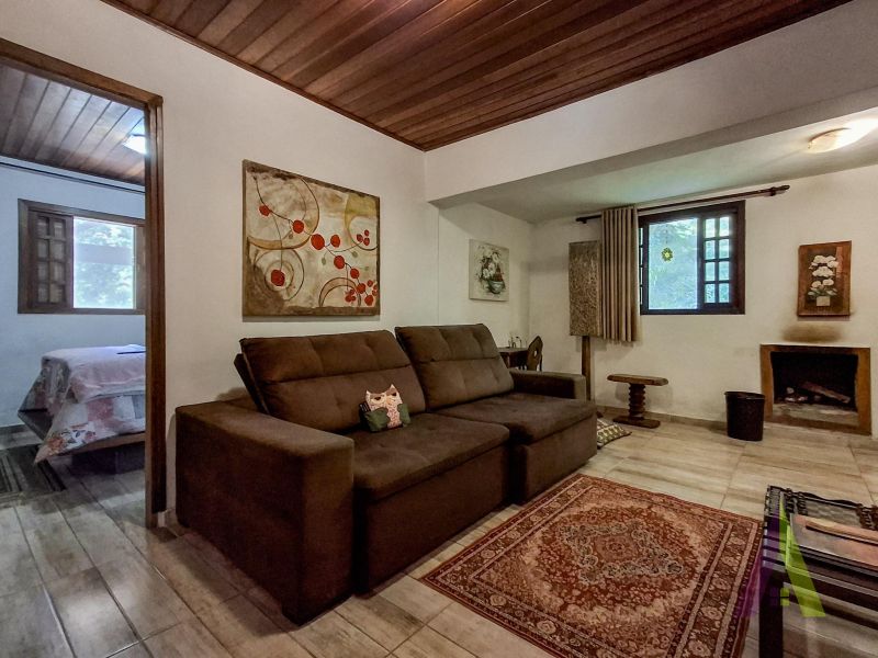 Sitio com nascente de agua e cercado por natureza em São Roque!