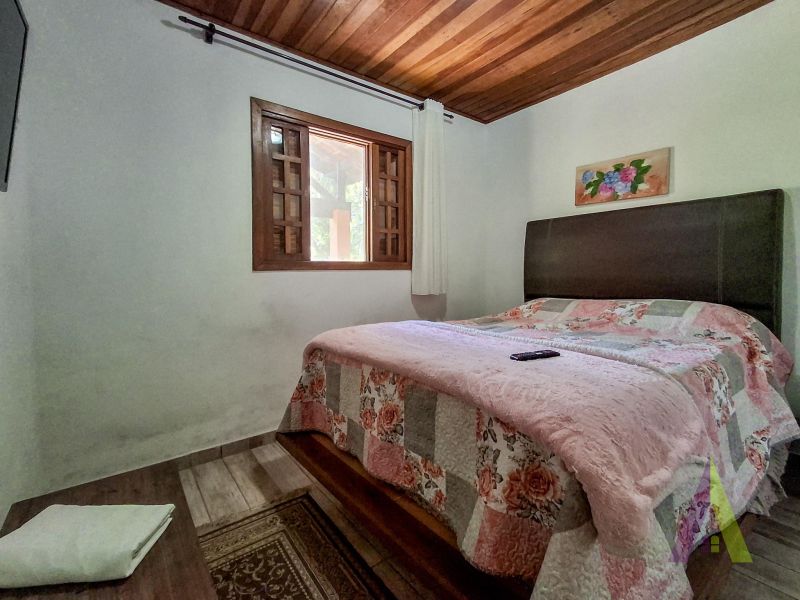 Sitio com nascente de agua e cercado por natureza em São Roque!