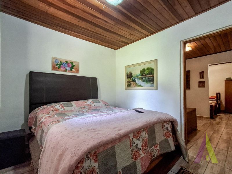 Sitio com nascente de agua e cercado por natureza em São Roque!