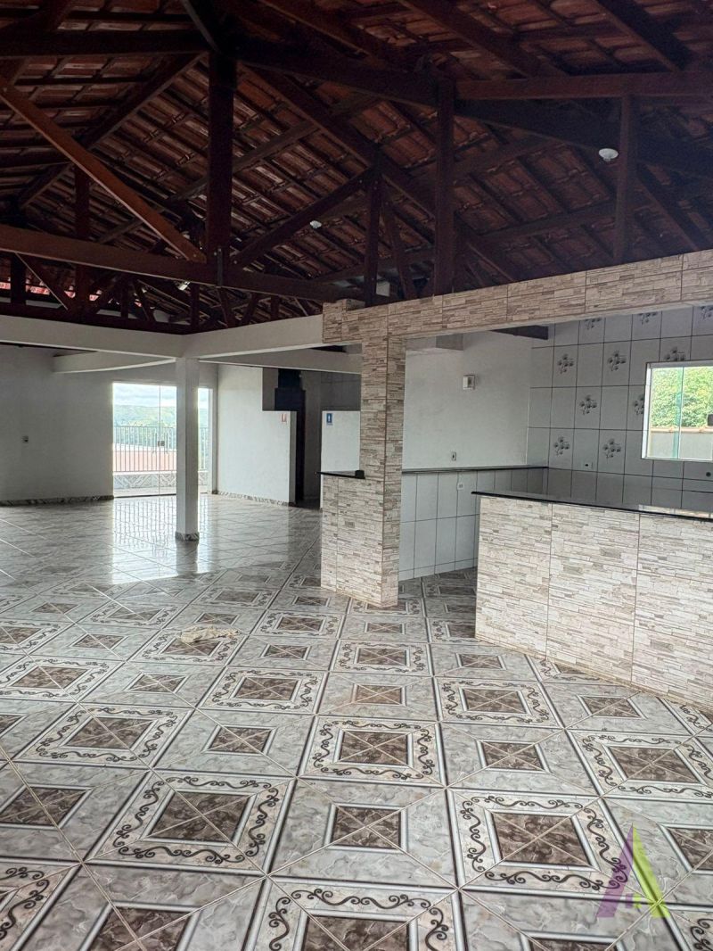 Sobrado com Salão Comercial em Mairinque!