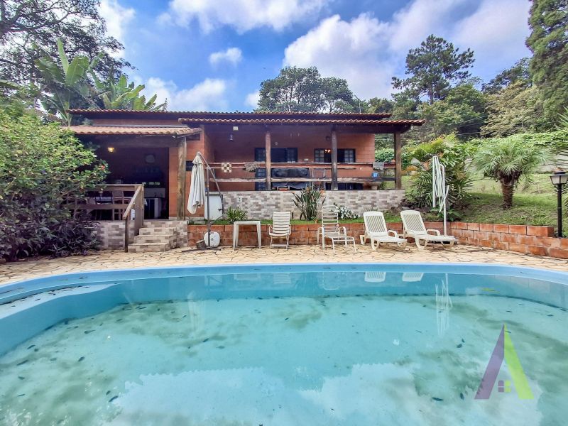 Chácara toda murada com piscina e churrasqueia em Mairinque!