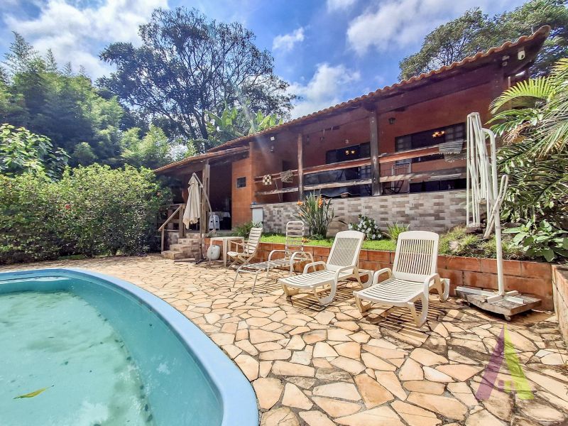 Chácara toda murada com piscina e churrasqueia em Mairinque!