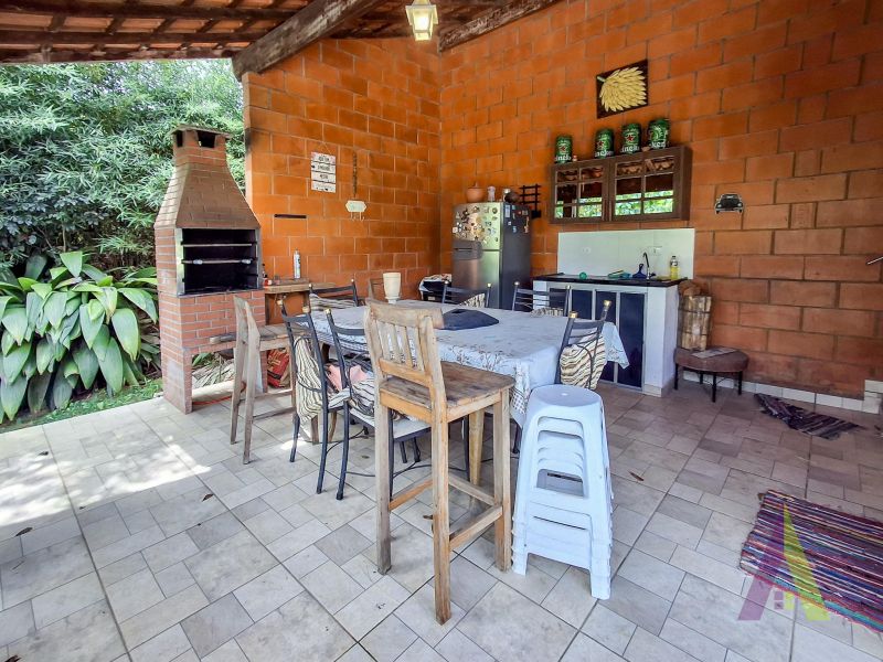 Chácara toda murada com piscina e churrasqueia em Mairinque!