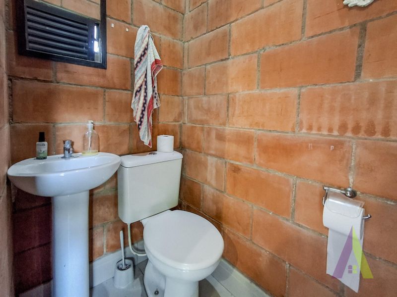 Chácara toda murada com piscina e churrasqueia em Mairinque!