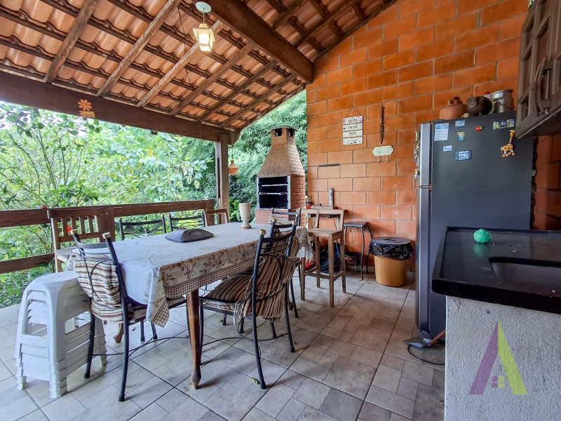 Chácara toda murada com piscina e churrasqueia em Mairinque!