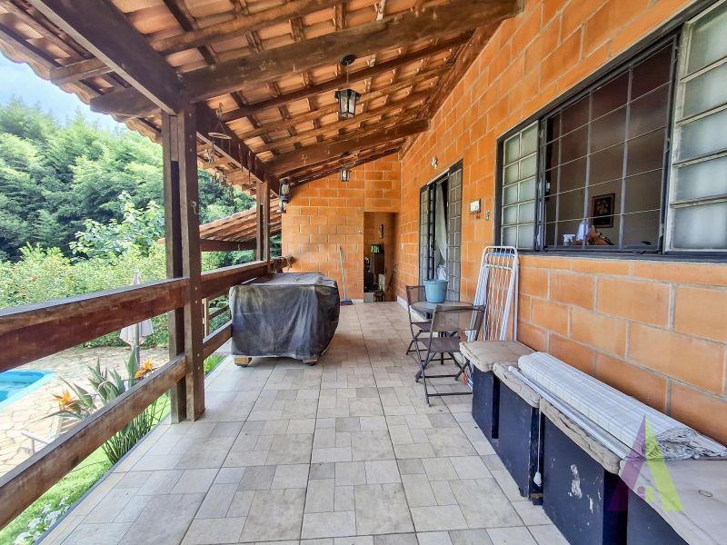 Chácara toda murada com piscina e churrasqueia em Mairinque!