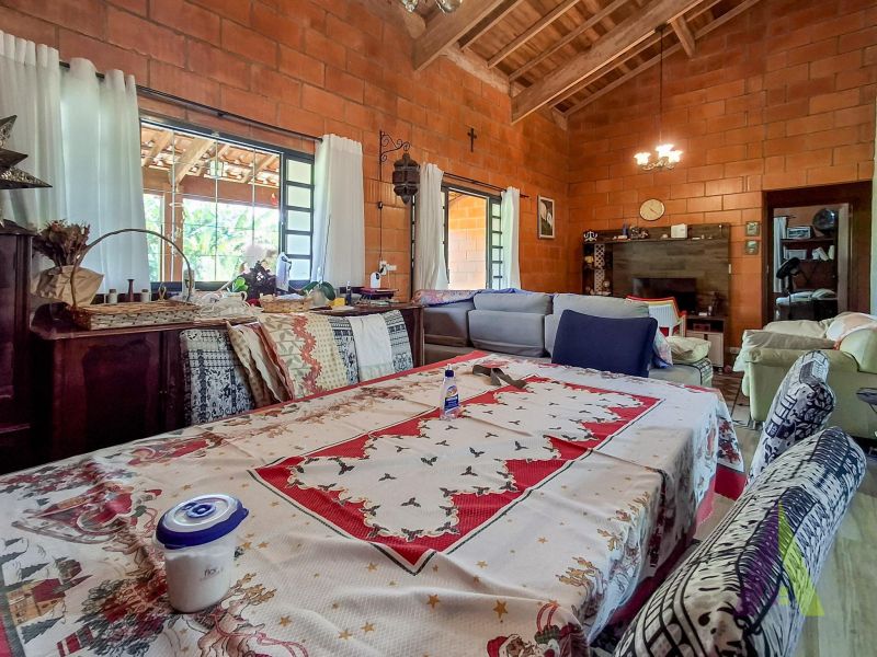 Chácara toda murada com piscina e churrasqueia em Mairinque!