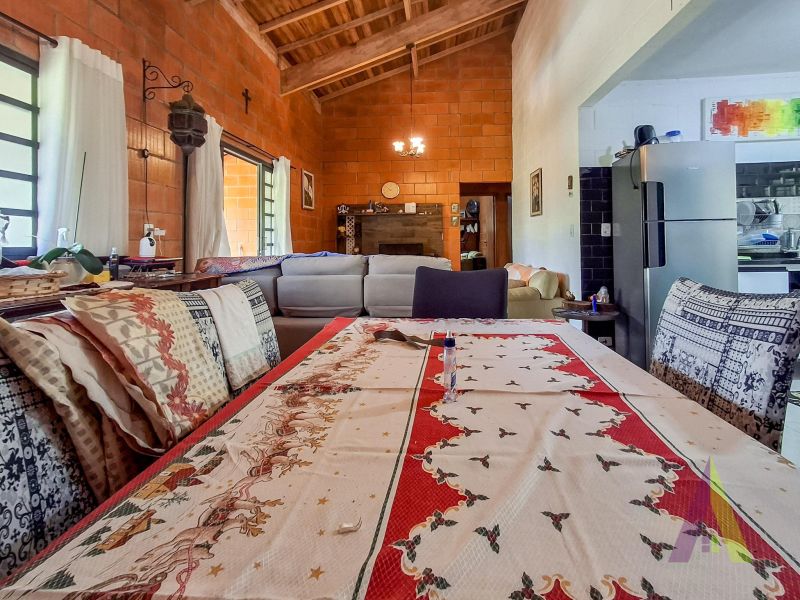 Chácara toda murada com piscina e churrasqueia em Mairinque!