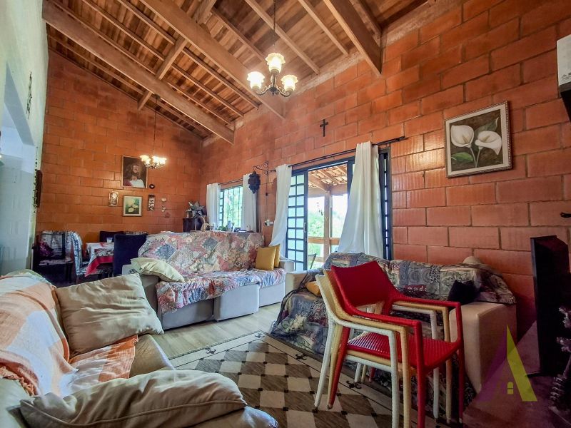 Chácara toda murada com piscina e churrasqueia em Mairinque!