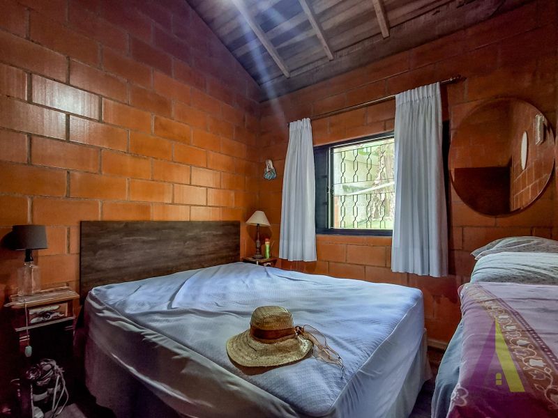 Chácara toda murada com piscina e churrasqueia em Mairinque!