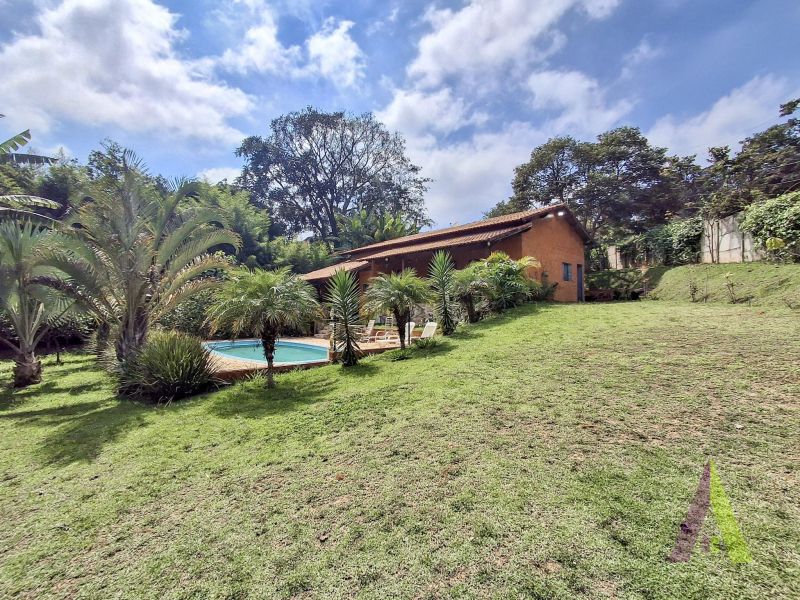 Chácara toda murada com piscina e churrasqueia em Mairinque!