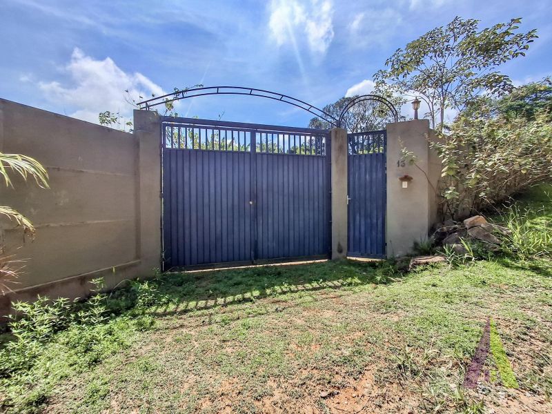 Chácara toda murada com piscina e churrasqueia em Mairinque!