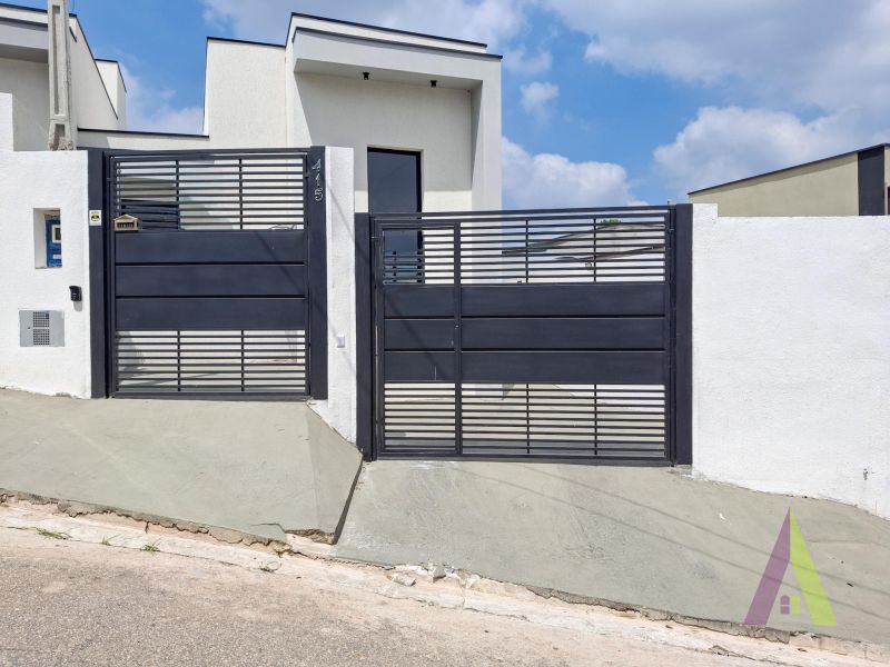 Casa com pé direito alto e jardim de inverno em Araçariguama!