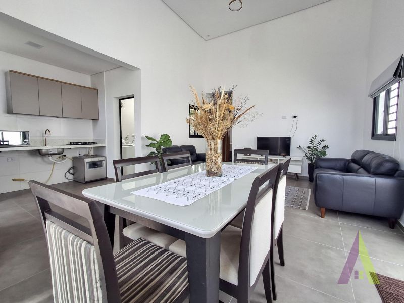 Casa com pé direito alto e jardim de inverno em Araçariguama!