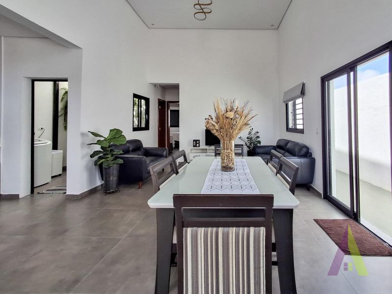 Casa com pé direito alto e jardim de inverno em Araçariguama!