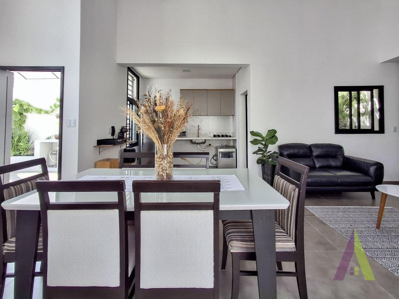 Casa com pé direito alto e jardim de inverno em Araçariguama!