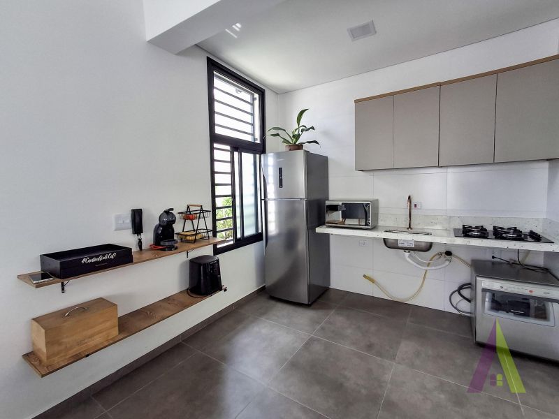 Casa com pé direito alto e jardim de inverno em Araçariguama!