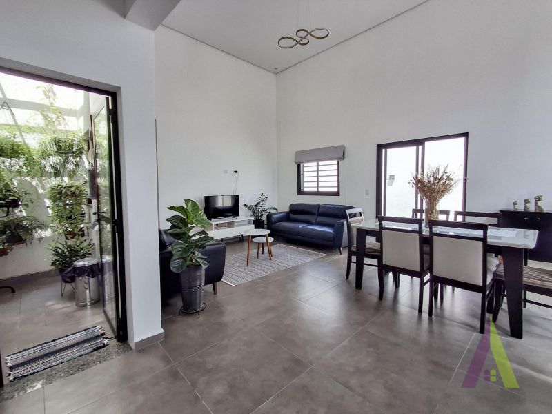 Casa com pé direito alto e jardim de inverno em Araçariguama!