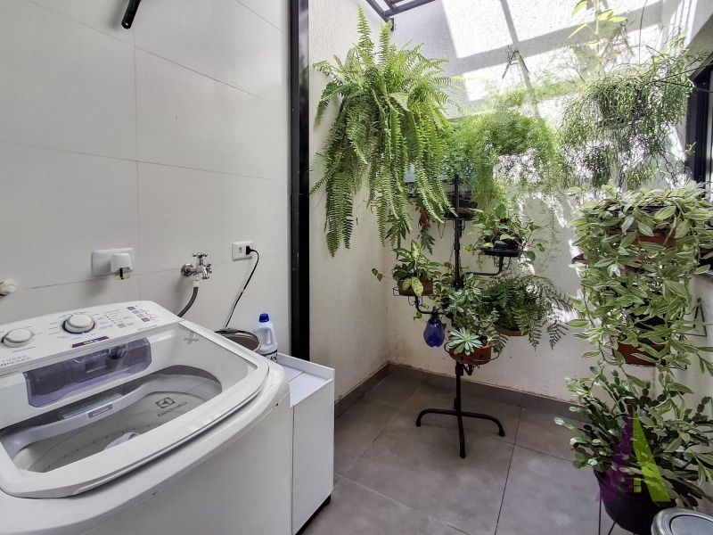 Casa com pé direito alto e jardim de inverno em Araçariguama!