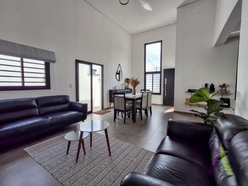 Casa com pé direito alto e jardim de inverno em Araçariguama!