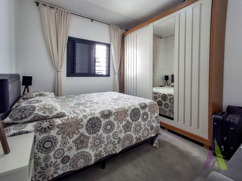 Casa com pé direito alto e jardim de inverno em Araçariguama!