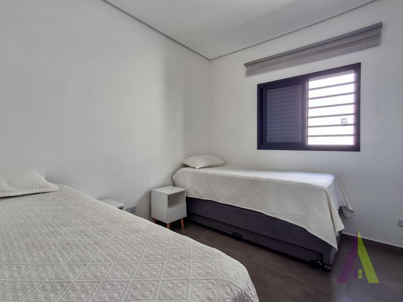 Casa com pé direito alto e jardim de inverno em Araçariguama!