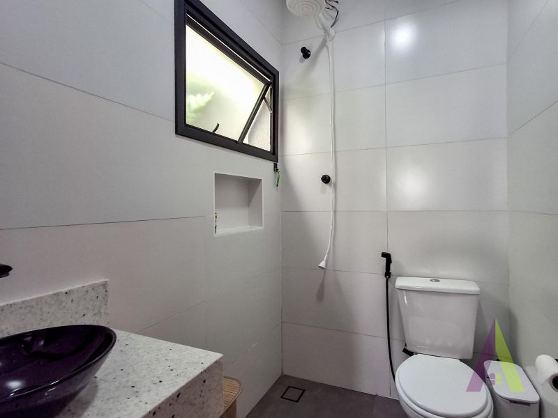 Casa com pé direito alto e jardim de inverno em Araçariguama!