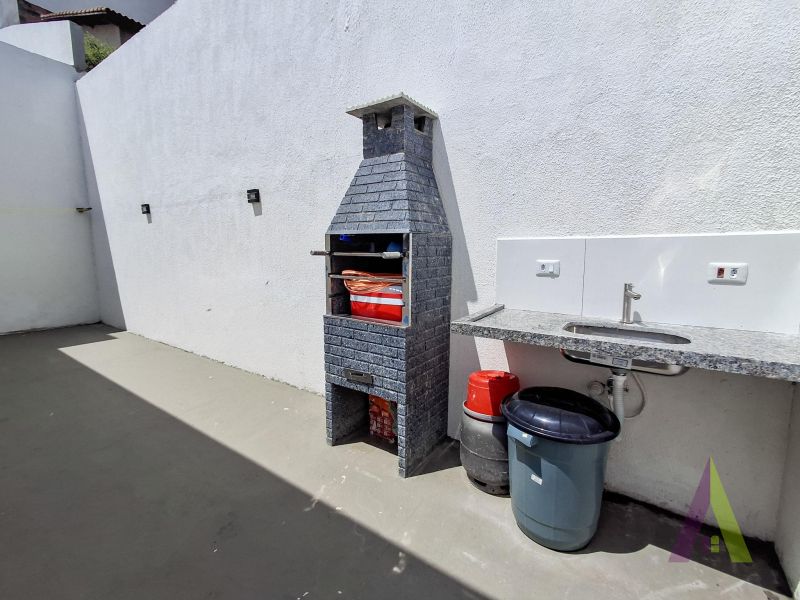 Casa com pé direito alto e jardim de inverno em Araçariguama!