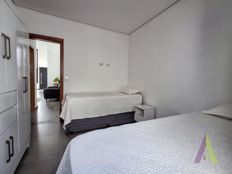 Casa com pé direito alto e jardim de inverno em Araçariguama!