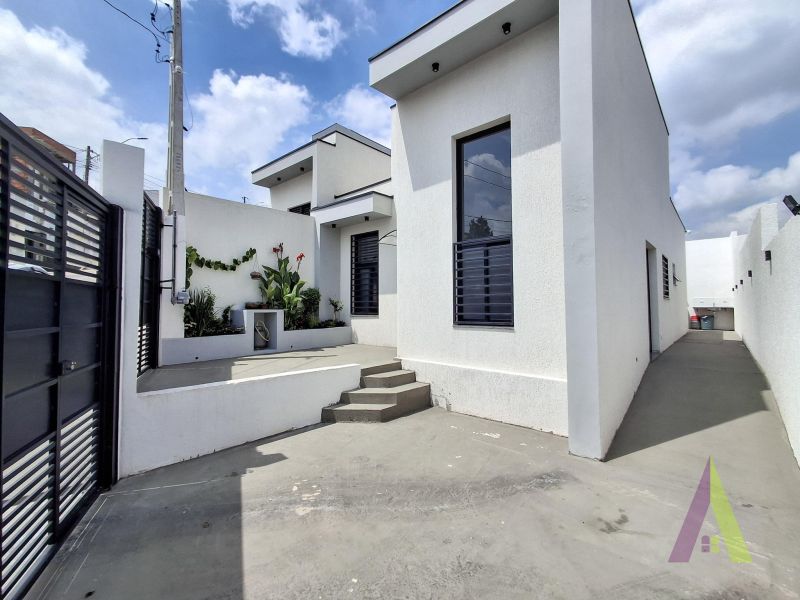 Casa com pé direito alto e jardim de inverno em Araçariguama!