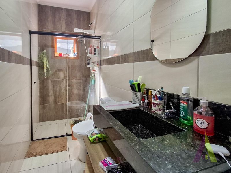 Casa geminada arejada e bem localizada em São Roque!