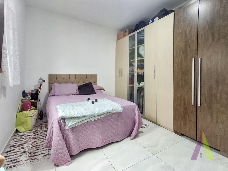 Casa geminada arejada e bem localizada em São Roque!