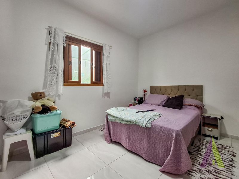 Casa geminada arejada e bem localizada em São Roque!