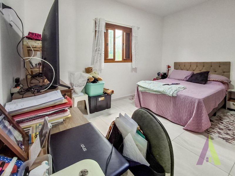 Casa geminada arejada e bem localizada em São Roque!