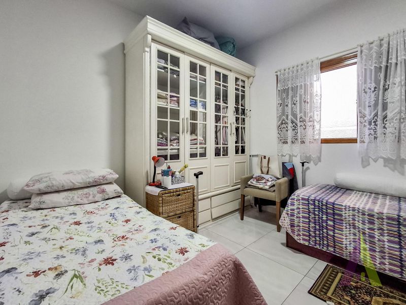 Casa geminada arejada e bem localizada em São Roque!