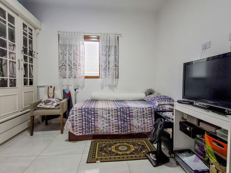 Casa geminada arejada e bem localizada em São Roque!