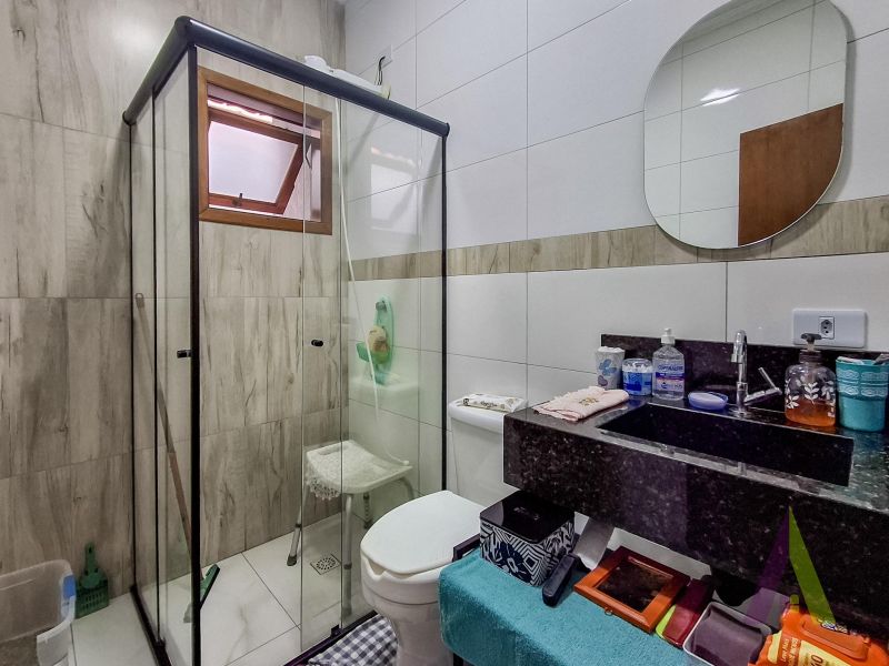 Casa geminada arejada e bem localizada em São Roque!