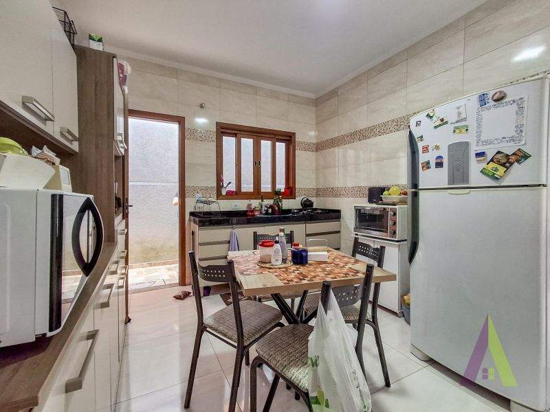 Casa geminada arejada e bem localizada em São Roque!