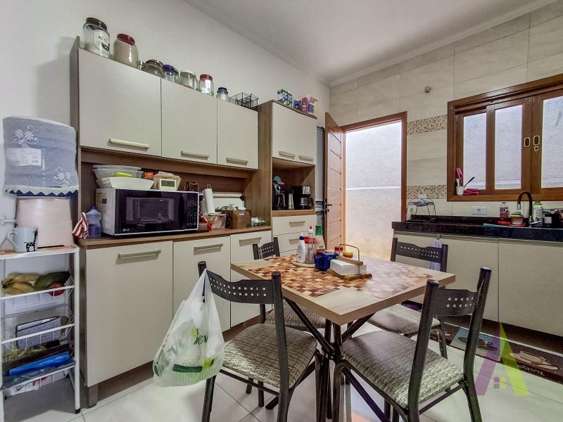 Casa geminada arejada e bem localizada em São Roque!