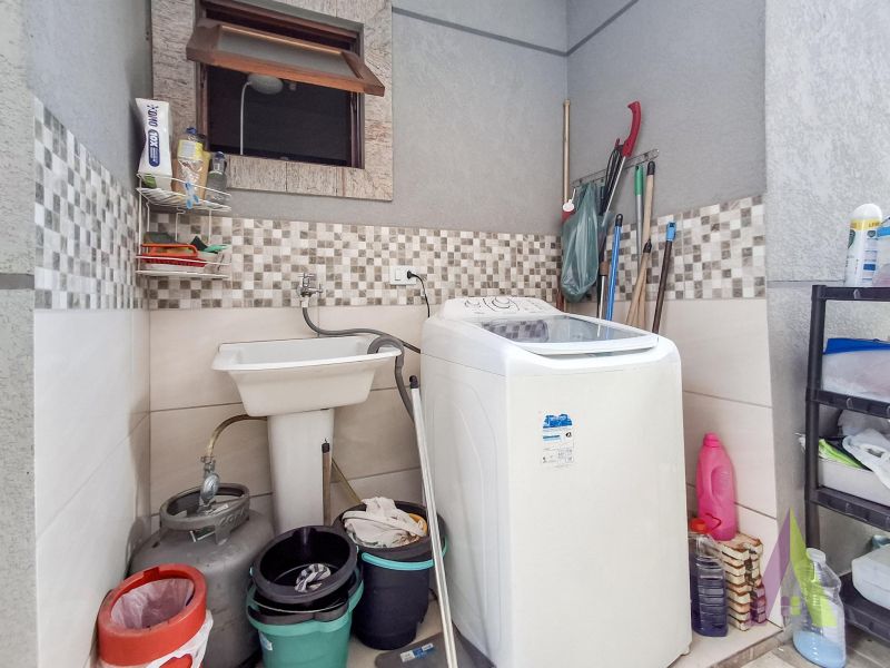 Casa geminada arejada e bem localizada em São Roque!