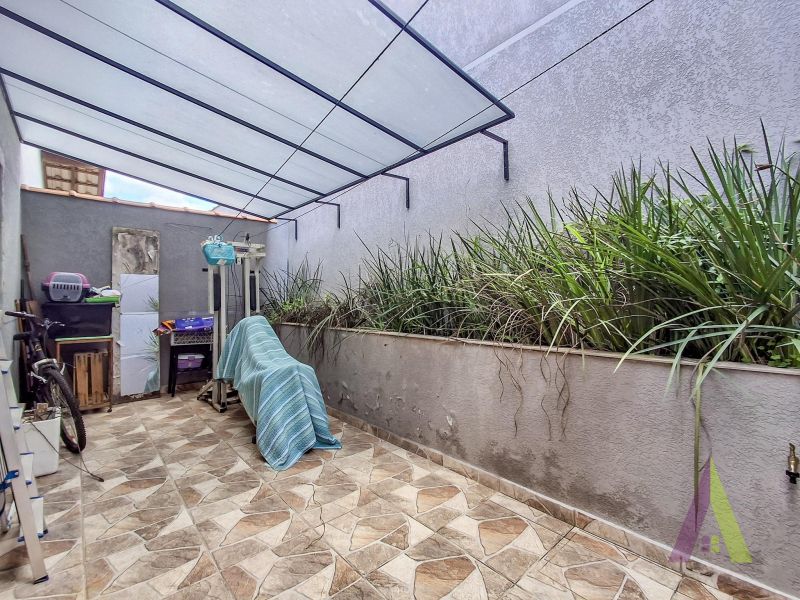 Casa geminada arejada e bem localizada em São Roque!