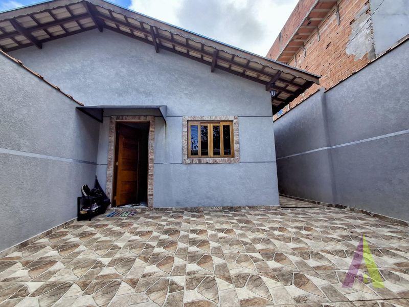 Casa geminada arejada e bem localizada em São Roque!