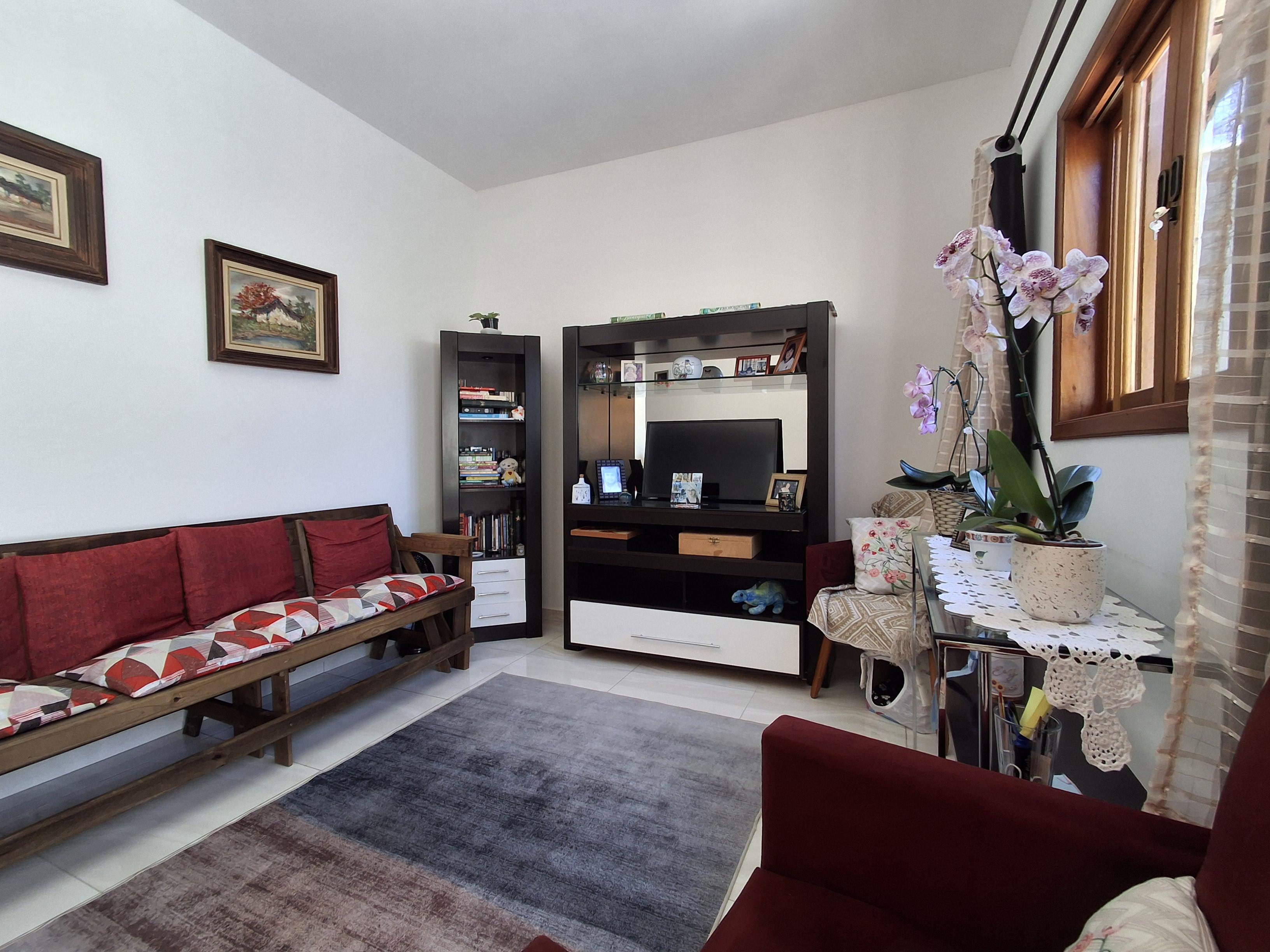 Casa geminada arejada e bem localizada em São Roque!