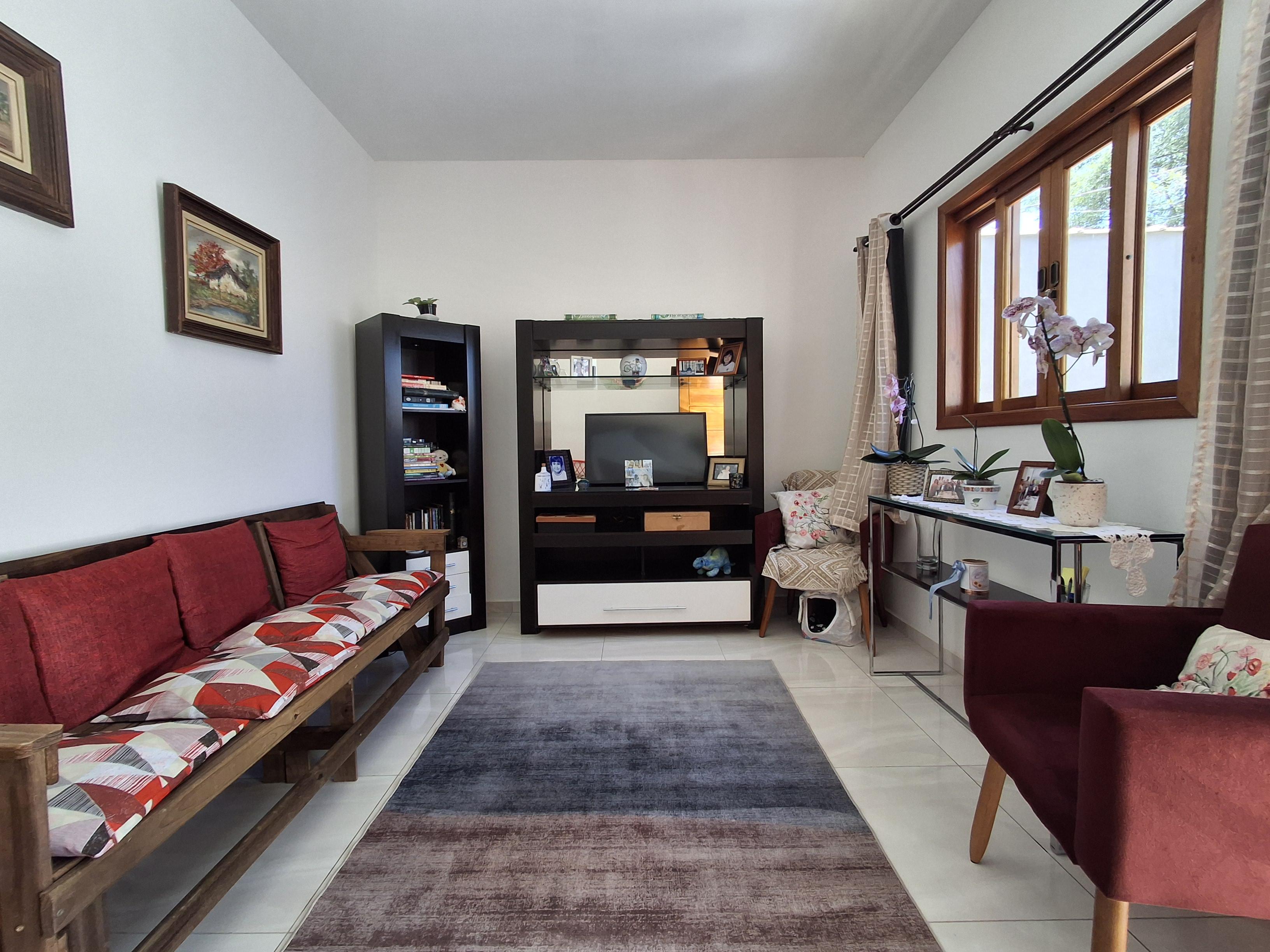 Casa geminada arejada e bem localizada em São Roque!