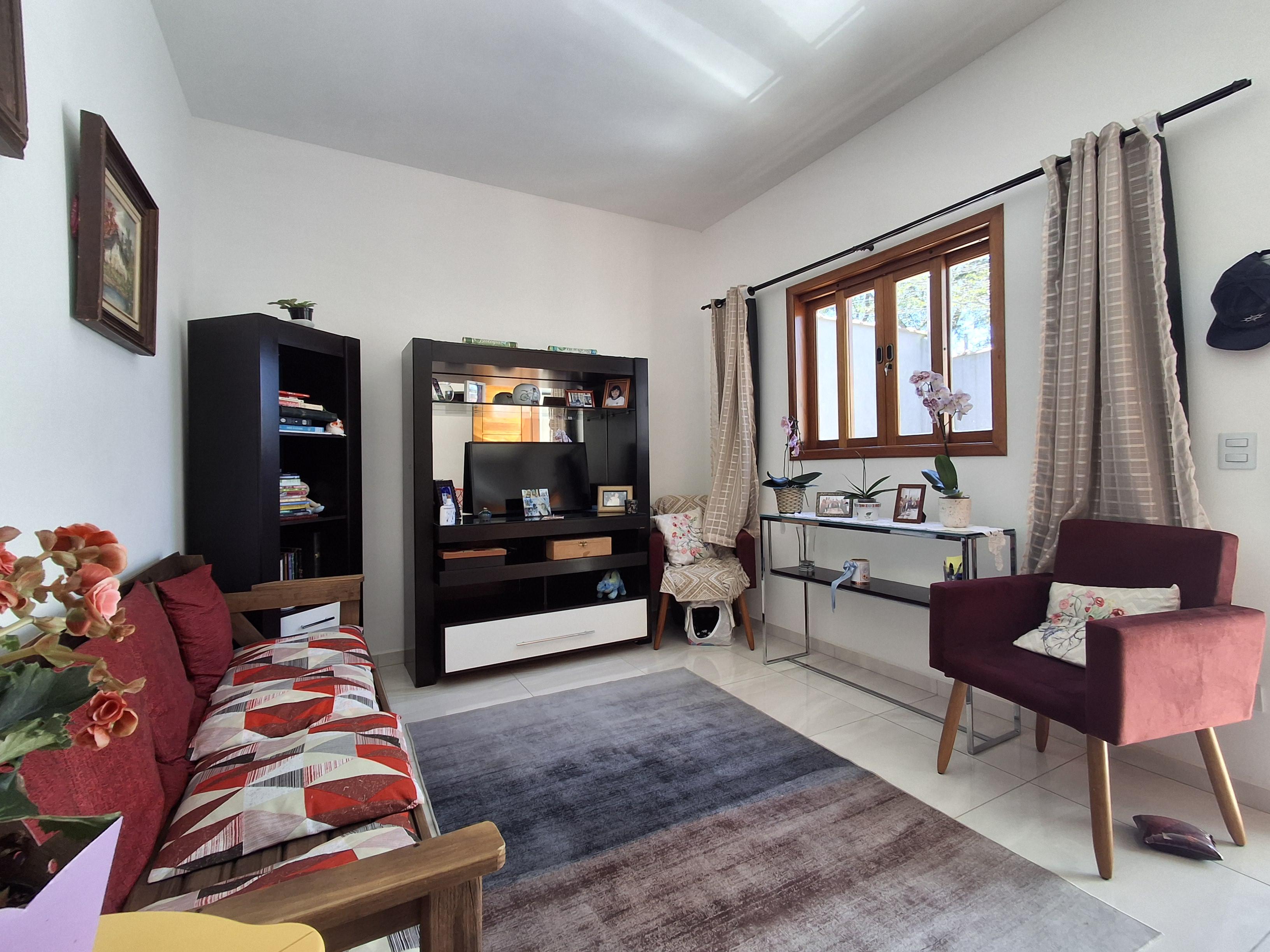 Casa geminada arejada e bem localizada em São Roque!