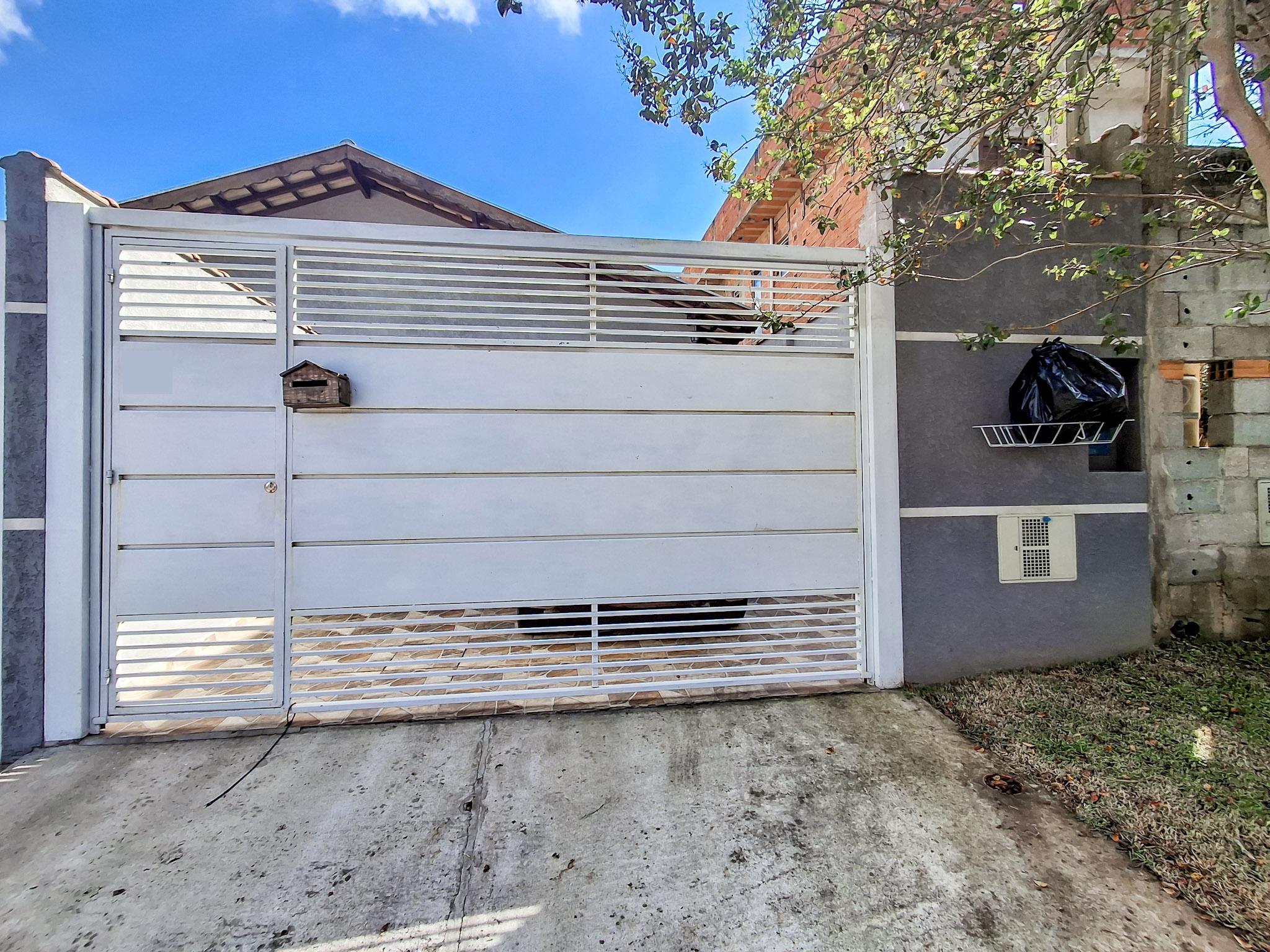 Casa geminada arejada e bem localizada em São Roque!