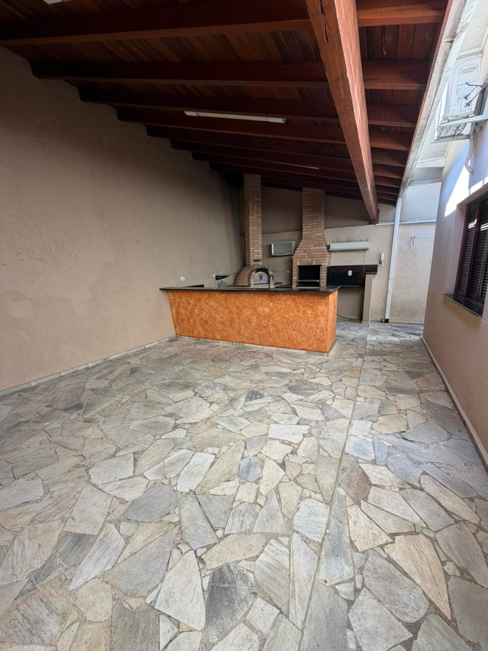 Casa Térrea no Centro de São Roque!