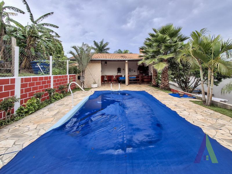 Chácara com piscina e churrasqueira em Mairinque!